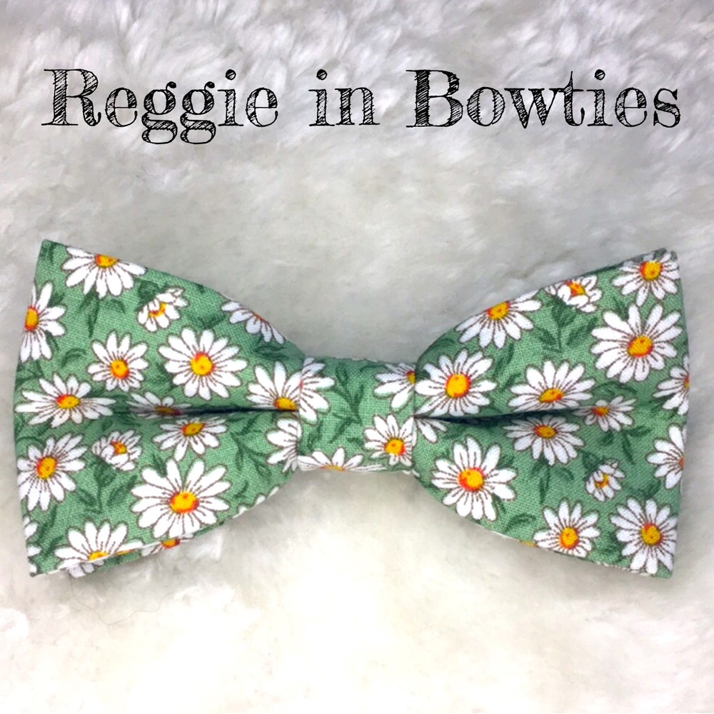 Pet Bowtie in Green With White Daisies